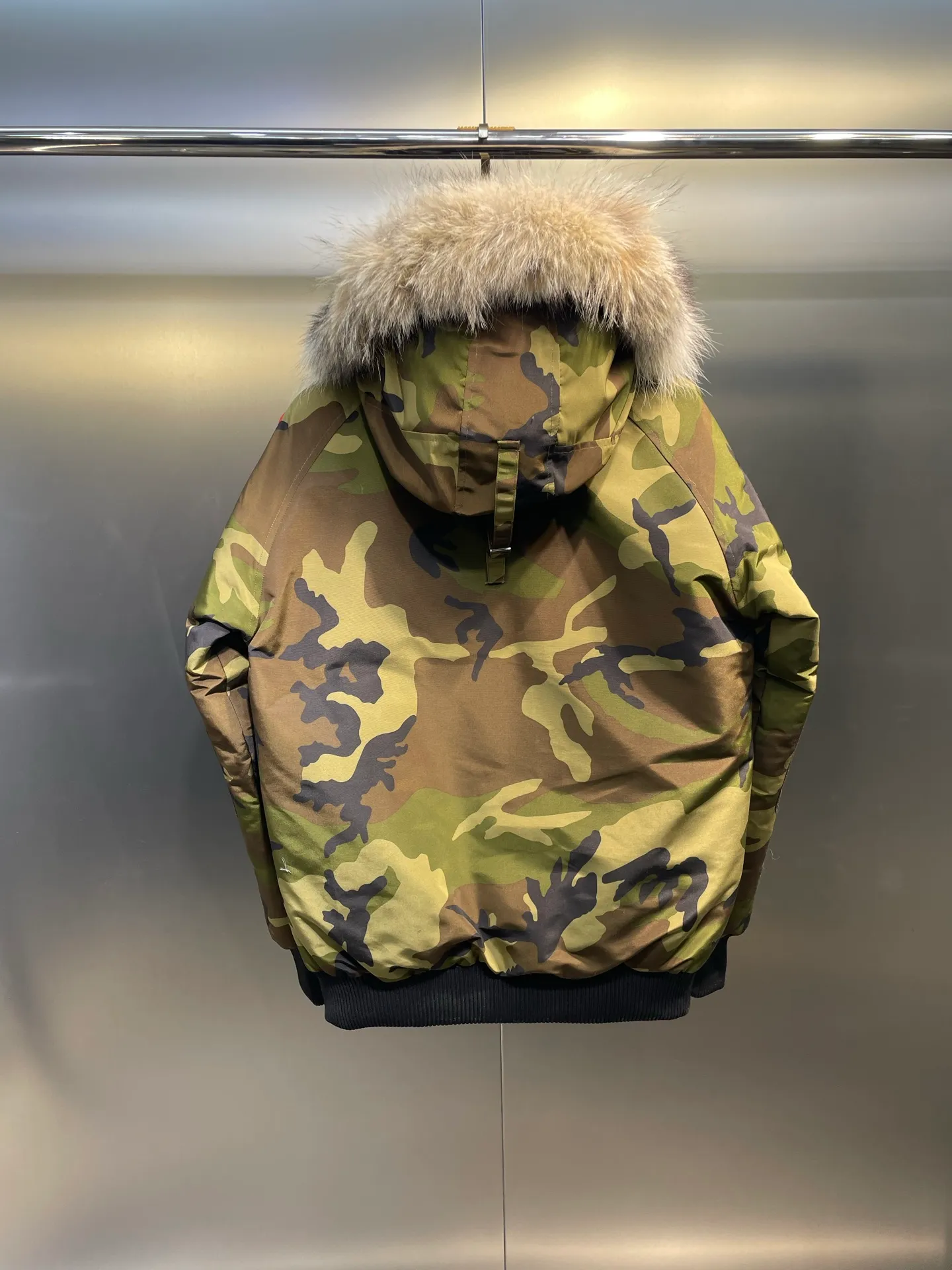 P780 high-end version Canada Goose Canada Goose #Chilliwack 7999M bomber jacket short down jacket/01 model #Men and Women Same Style# ➖ Genuine synchronous anti-counterfeiting chip sensor! ➖ Imported 21S polyester-cotton blended original fabric [last year’s 16S/18S hard fabrics have been completely eliminated, this year all use 21S genuine synchronous fabrics, the soft mid-strap feels delicate and textured], genuine synchronous Feather-Light 10D waterproof coating fabric, made of 84.5 polyester fiber and 15.5 cotton, 100% the best feel in the entire network! ➖ The genuine official website is synchronized with the national standard 80 white duck down, you can check the official website customer service, there will never be a series of misleading claims such as 90 down or goose down! ➖ Using the best nylon lining with double double-layer sealing design, velvet-proof No. 7 needle + grid-filled down ready-made garments, there is 100% no so-called velvet running! ➖ The cuffs are designed with thickened seamless threads, and the collar and pockets are lined with top-quality polar fleece to keep you warm and comfortable! ➖ Yoshida YKK provides original custom-made electroplated sliders. YKK two-way lockable zippers are tight and smooth and will not peel off paint! ➖ 3M composite guarantees that the Velcro is the same as the original, durable, and all accessories and hardware are custom-made! ➖ Imported BEHRINGER embroidery machine to customize the 10,000-needle embroidery logo, 98% of which can be reproduced to restore the original logo. You can check and compare on the official website! ➖ The fur collars are all made of large pieces of Western Canadian blue wolf hide, ensuring that each fur collar is 13-15cm wide!   Size:XS-XXL